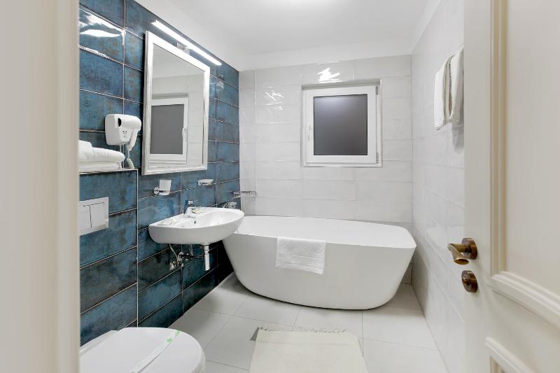 Superior Twin Room image 4