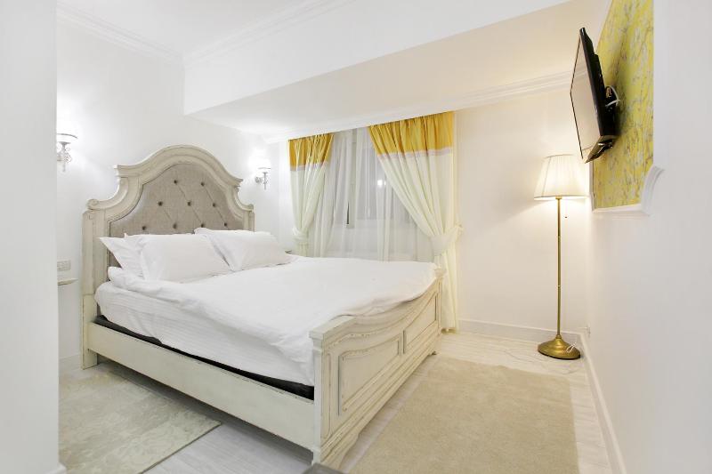 Standard Double Room image 3