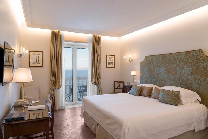 Deluxe Double Room with Sea View image 4