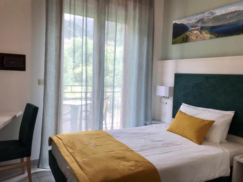 Single Room with Mountain View image 4