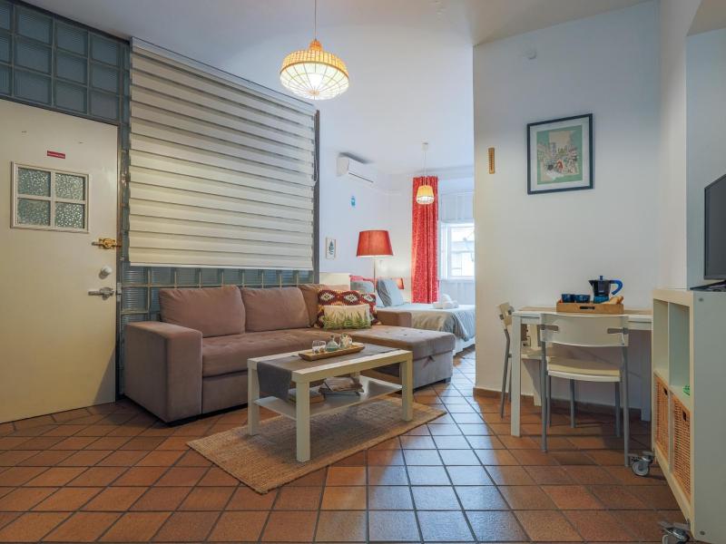 Studio with Balcony image 3