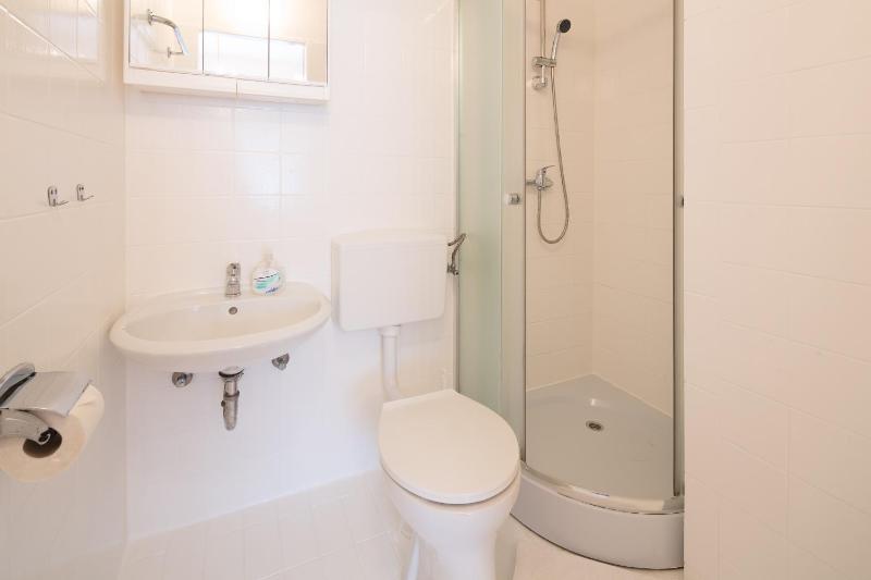 Twin Room with Private External Bathroom image 2