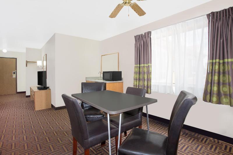 Queen Room with Three Queen Beds - Non-Smoking image 1