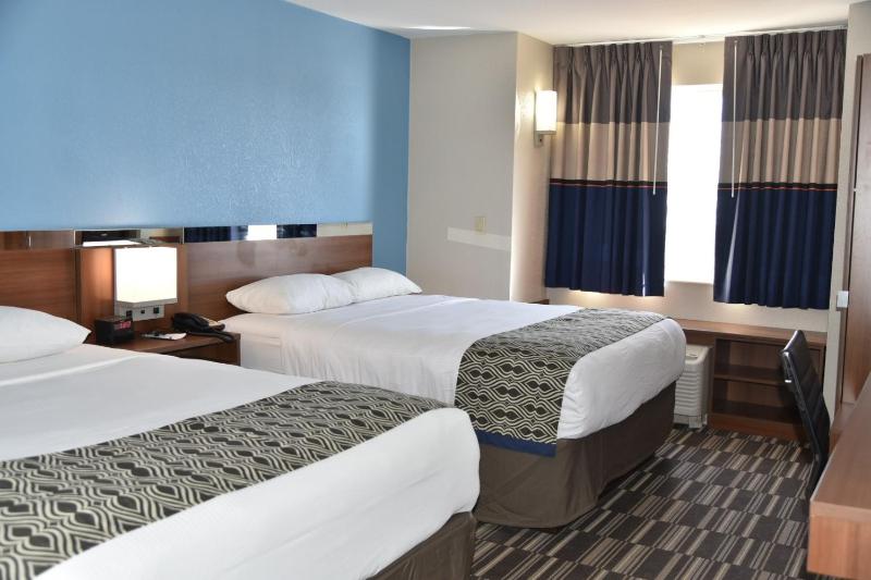 Queen Room with Two Queen Beds - Non-Smoking image 4