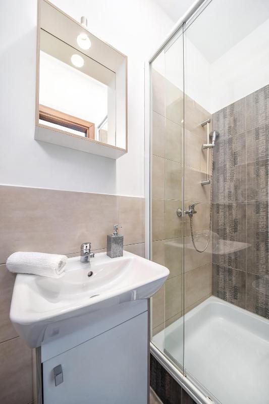 Triple Room with Bathroom image 2