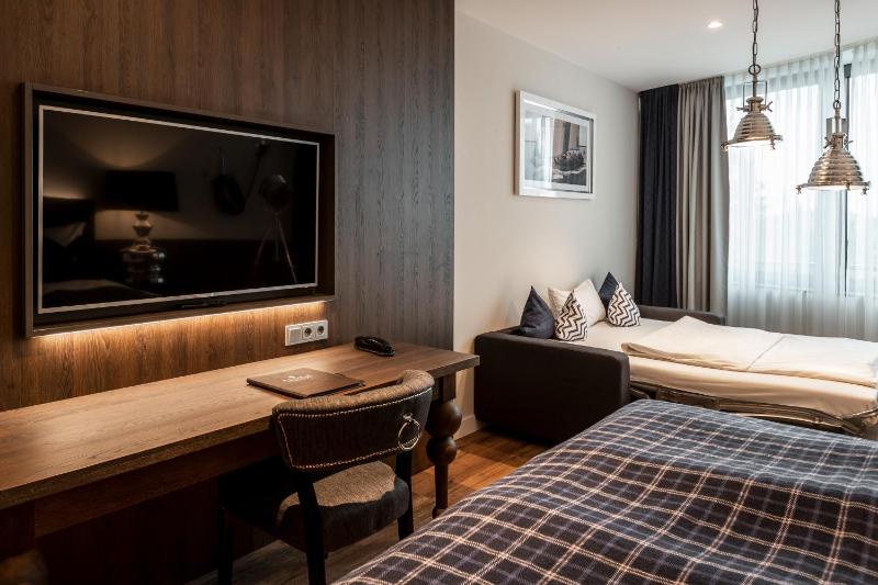 Two Connecting Comfort Plus Double Rooms (6 People) image 4