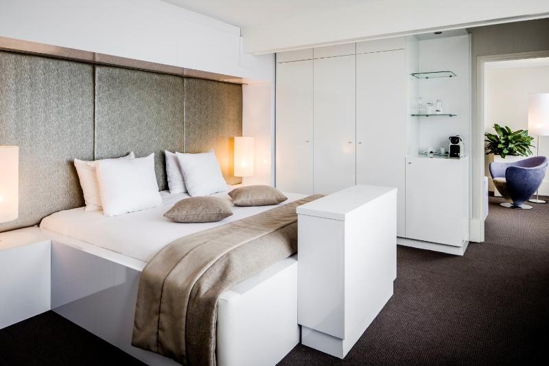One-Bedroom Suite with City View image 3