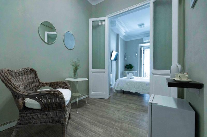 Deluxe Double Room with Balcony image 4
