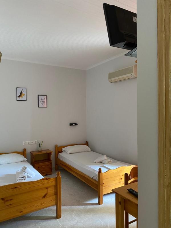 Studio (3 Adults) image 1