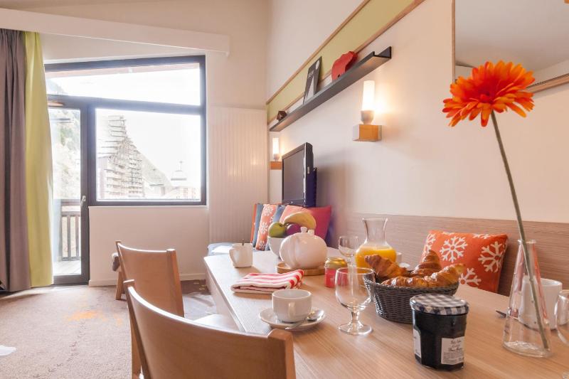 One-Bedroom Apartment with Open Moutain View (4 People) image 4