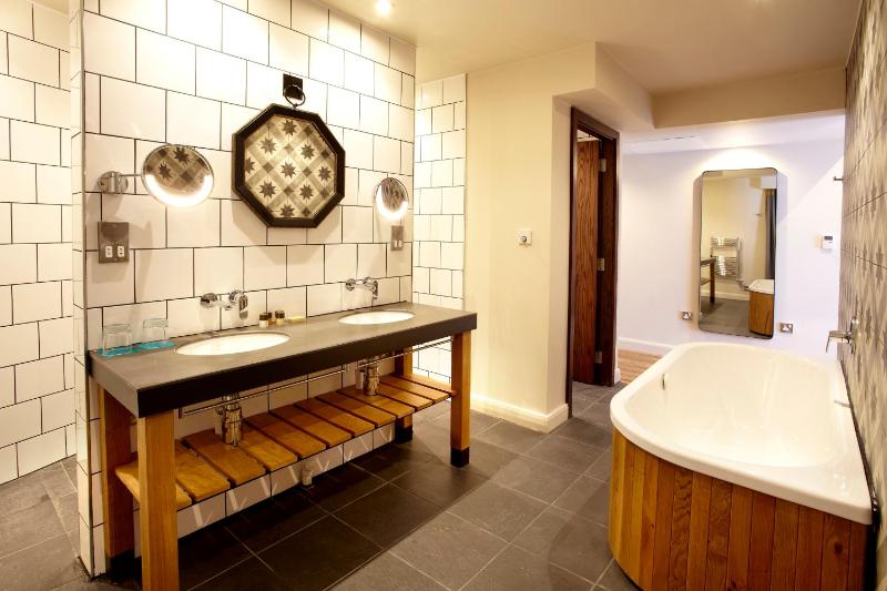 Premium King Room with Bath and Shower image 3