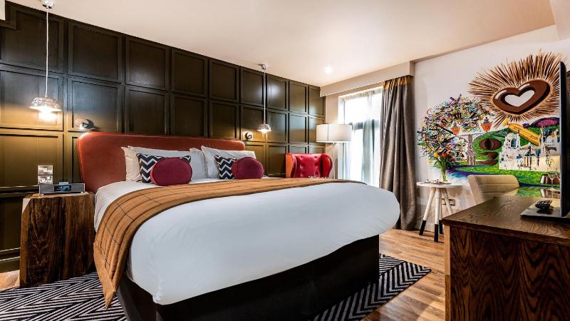 Standard King Room image 2