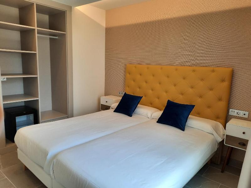 Twin Room with Garden View image 4