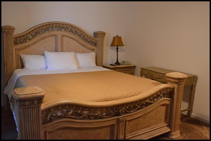 Deluxe King Room image 2