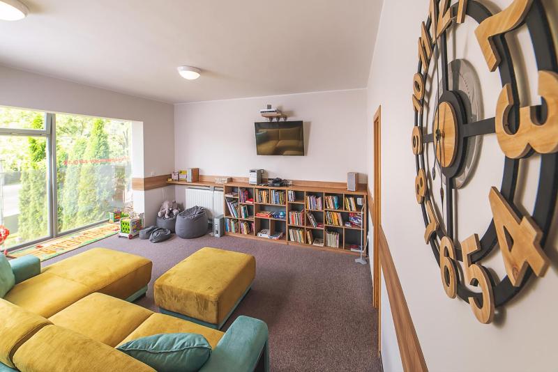 Studio (4 Adults) image 3