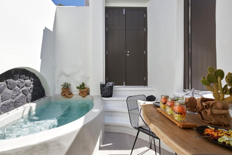 Suite with Outdoor Hot Tub image 3