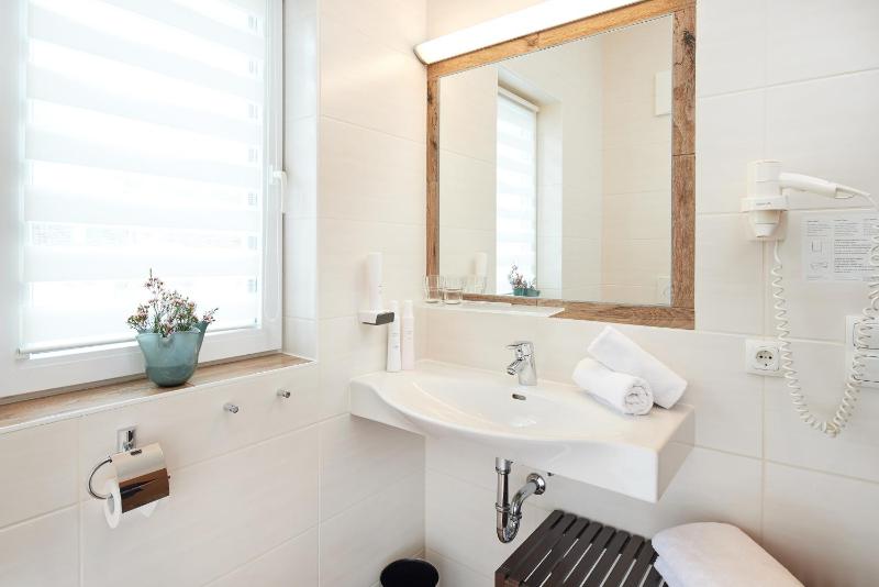 Deluxe Double Room with Balcony image 4