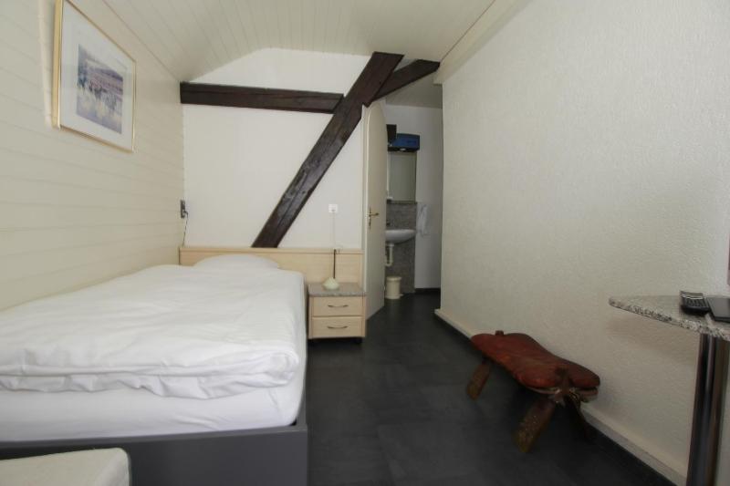 Single Room image 3