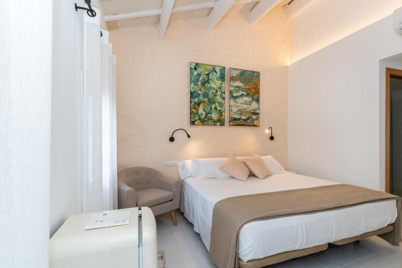 Double Room image 3