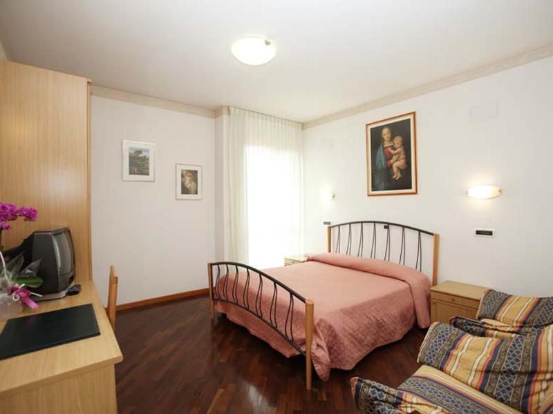 Double or Twin Room image 4