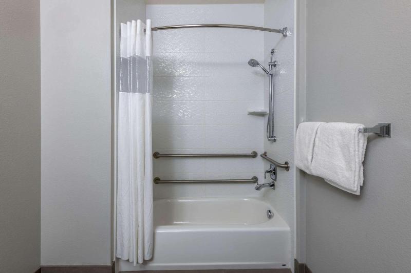 Queen Room - Disability Access image 2