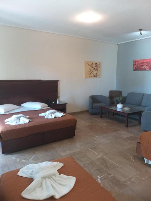 Deluxe Quadruple Room image 2