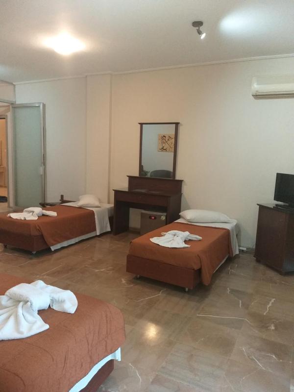 Deluxe Quadruple Room image 4