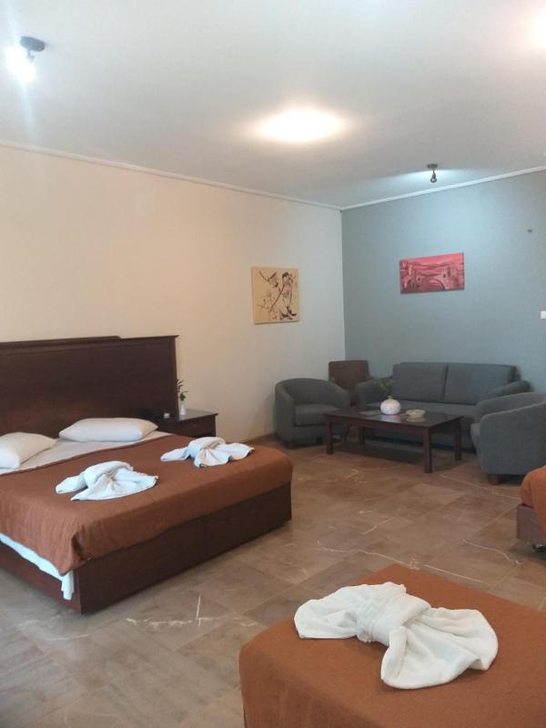 Deluxe Quadruple Room image 3