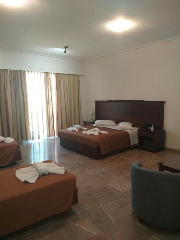 Deluxe Quadruple Room image 2