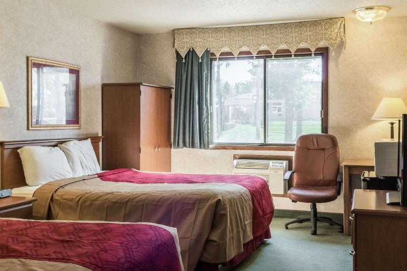Queen Room with Two Queen Beds - Non-Smoking image 2