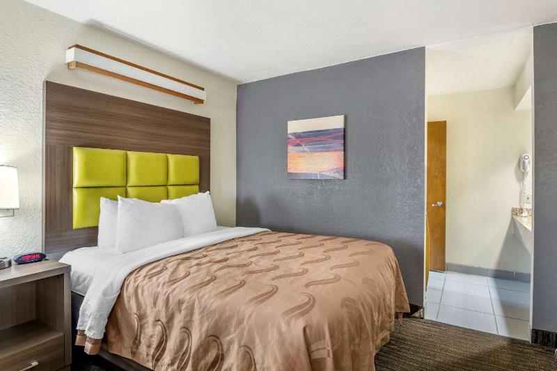 Queen Room with Two Queen Beds - Non-Smoking image 3
