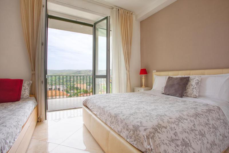 Triple Room with Private Bathroom image 3