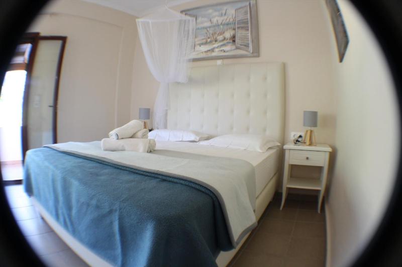 One-Bedroom Apartment image 3