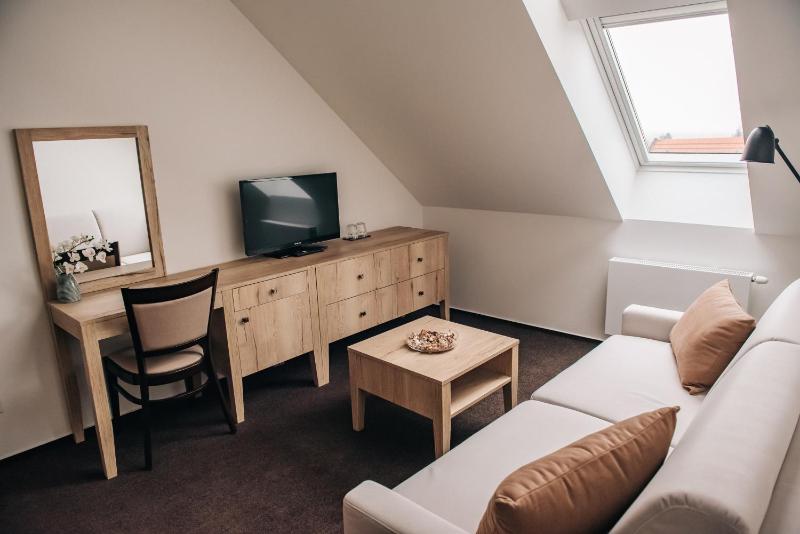 Twin Room with Extra Bed image 3