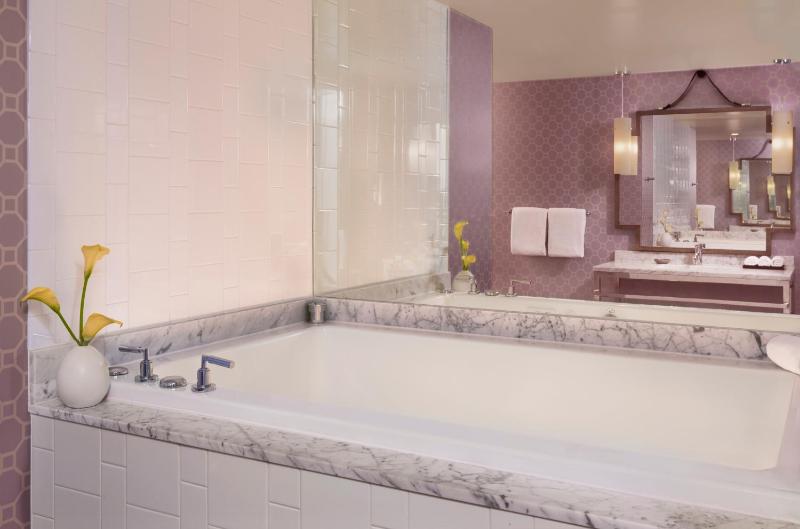 One-Bedroom Suite with Jetted Tub image 2