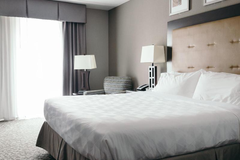 Standard King Room image 3