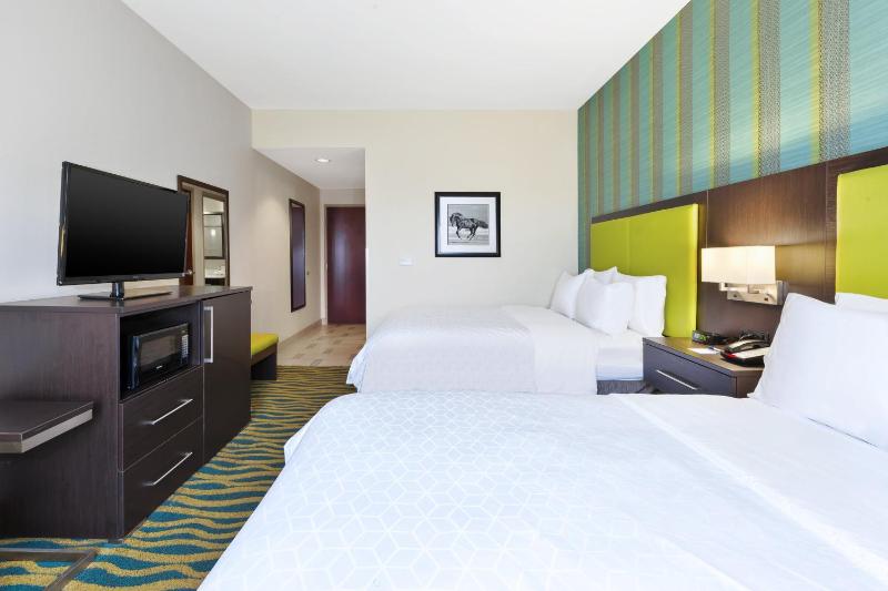 Standard Queen Room with Two Queen Beds image 4