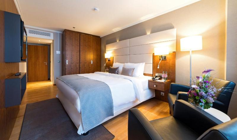 One-Bedroom Suite with Balcony image 2