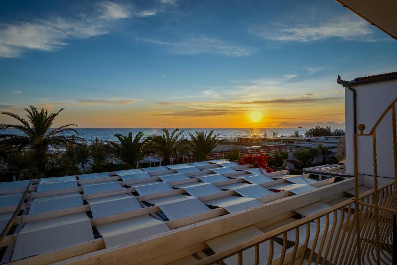 Double or Twin Room with Sea View image 4