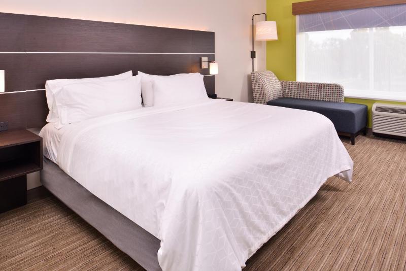 Standard King Room with Roll-in Shower - Mobility Accessible image 2