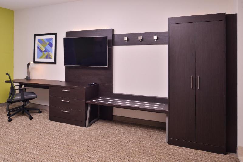 Standard King Room with Roll-in Shower - Mobility Accessible image 3