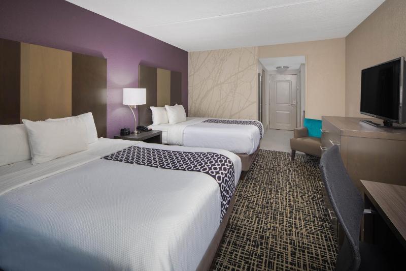 Queen Room with Two Queen Beds image 3