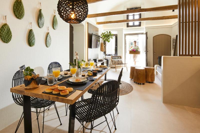 Two-Bedroom Cave Suite with Spa Bath  image 4