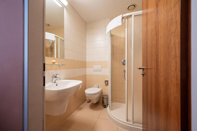 Standard Single Room image 3