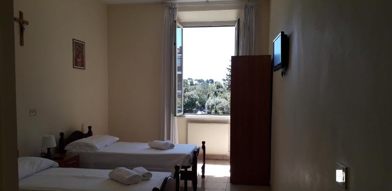 Economy Twin Room image 1