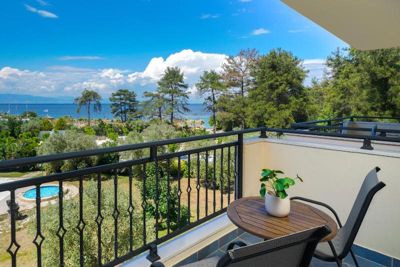Superior Double Room with Sea View image 3