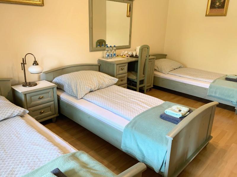 Economy Triple Room image 1