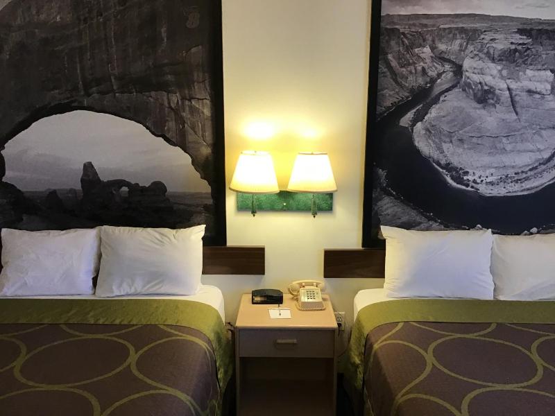Queen Room with Two Queen Beds - Non-Smoking image 3