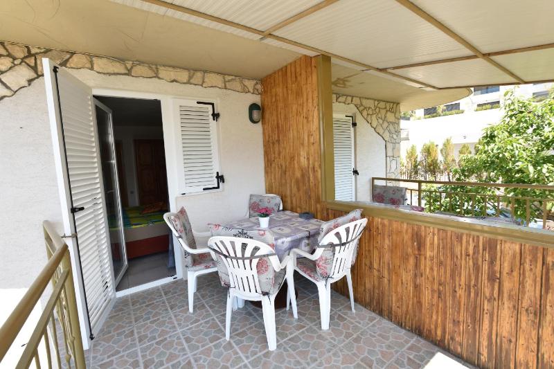 One-Bedroom Apartment with Balcony image 2