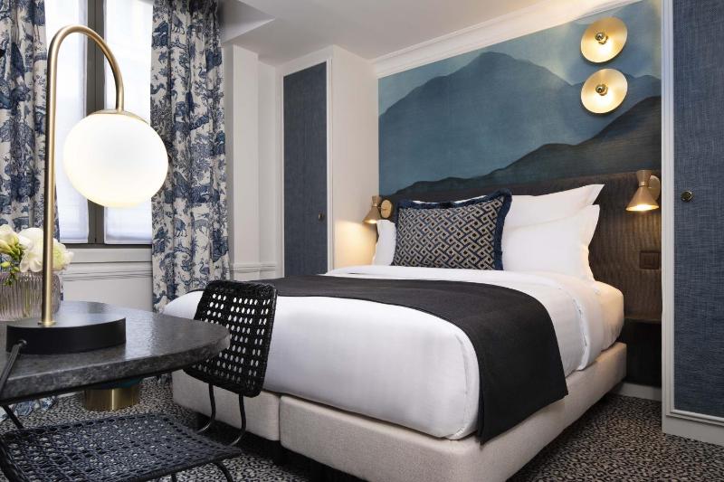Classic Double Room image 4